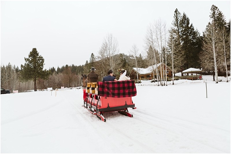 Snohomish & seattle wedding photographer | gsquared weddings photography a group of people enjoying a snowy sleigh ride perfect for capturing magical moments during a leavenworth wedding | wedding photo by gsquared weddings