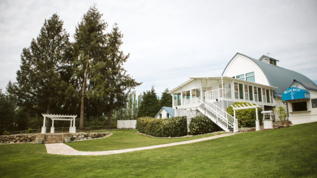 Blue boy golf course wedding
