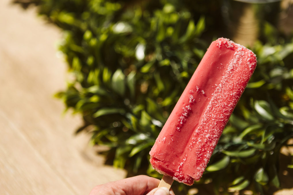 Popsicles at reception in your wedding heat plan