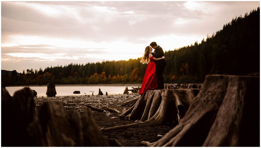 Rattlesnake lake engagement session in the fall in north bend wa seattle engagement photography Rattlesnake lake engagement session in the fall in north bend wa seattle engagement photography